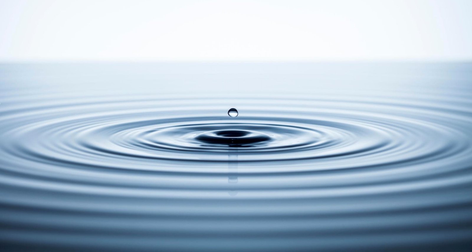 Wassertropfen mit konzentrischen Wellen